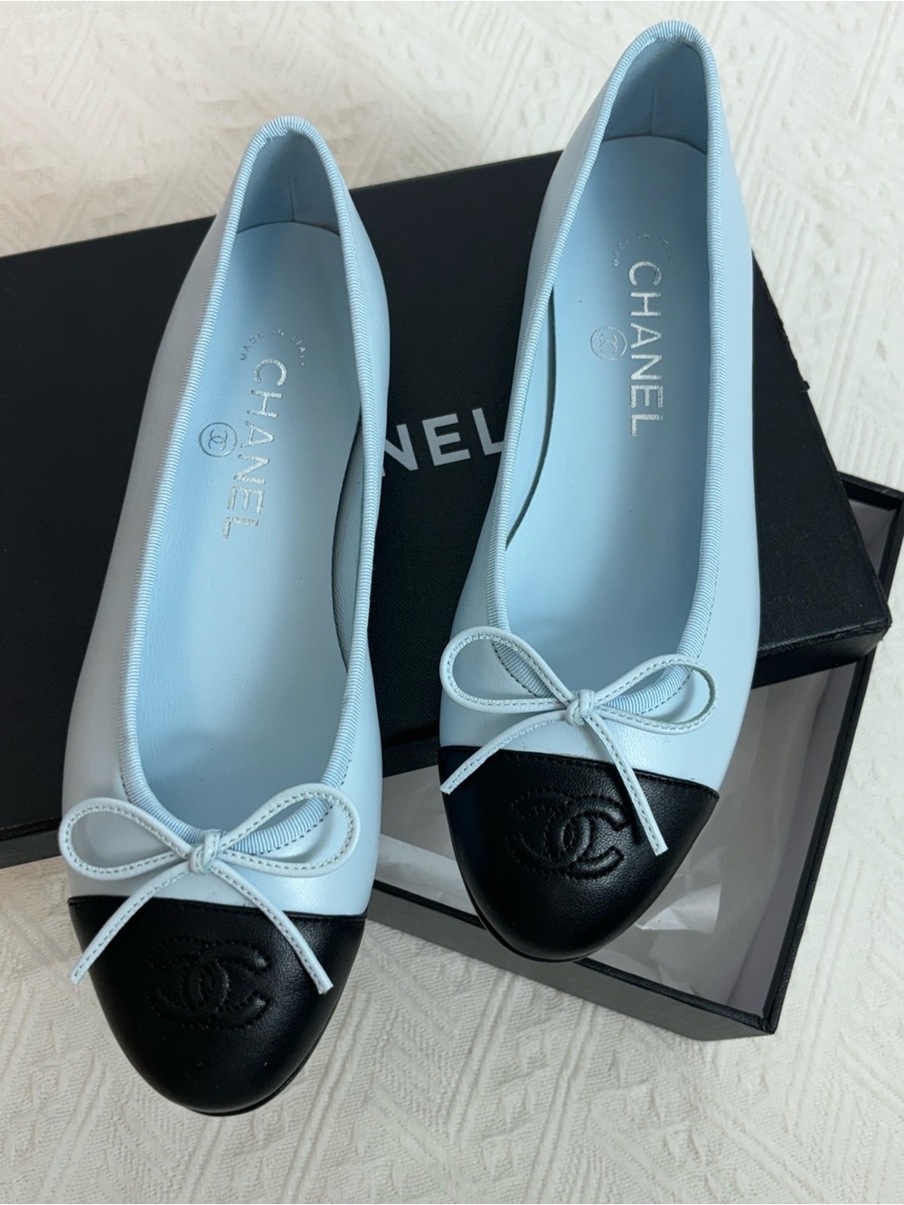 BestCHANEL Two-Tone Light Blue and Black Cap-Toe Ballet Flats